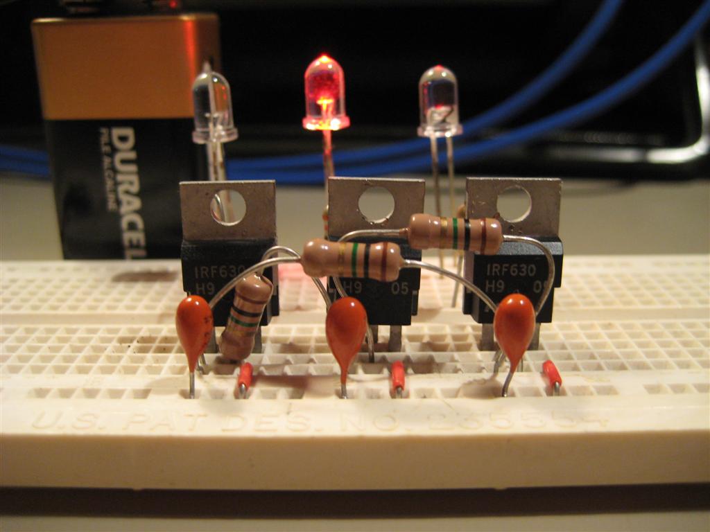 Three transistor ring oscillator build with IRF630 MOSFETs