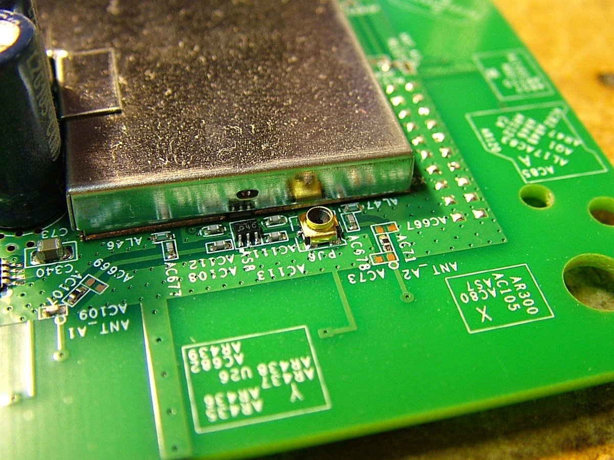 Antenna connectors on motherboard